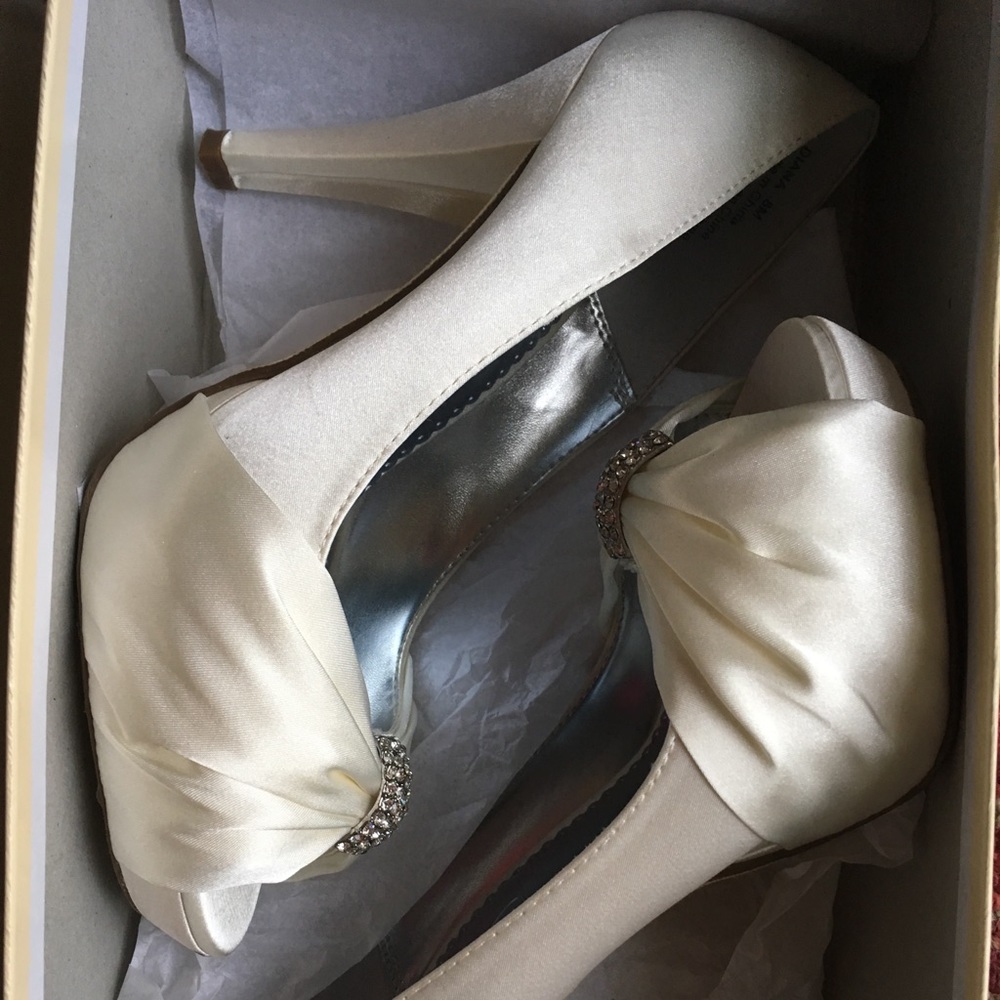 Michaelangelo DIANA satin heels white size 8.0 M